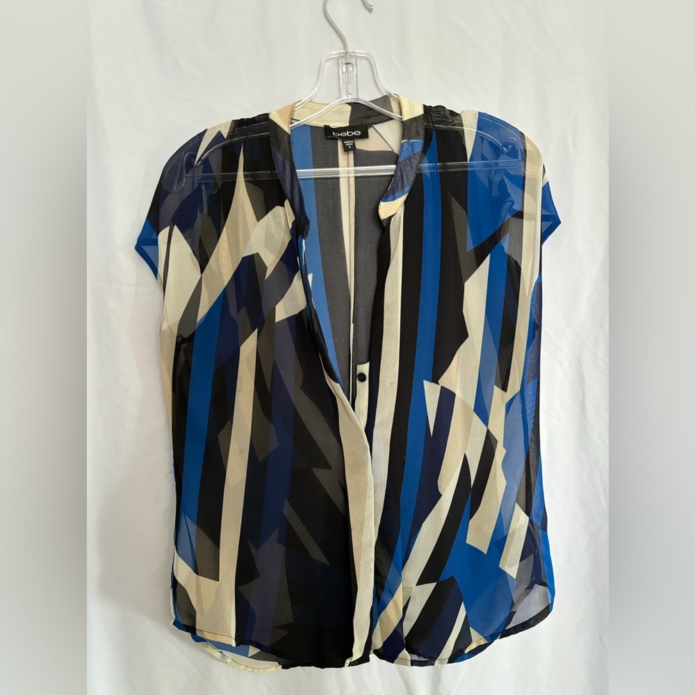Bebe, small, sleeveless geometric button up